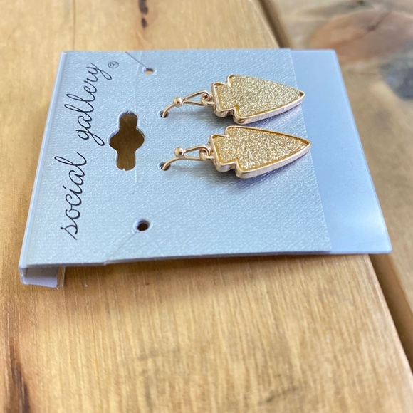 Arrowhead Earrings by Social Gallery Gold Tone Dangle NEW - Picture 2 of 4